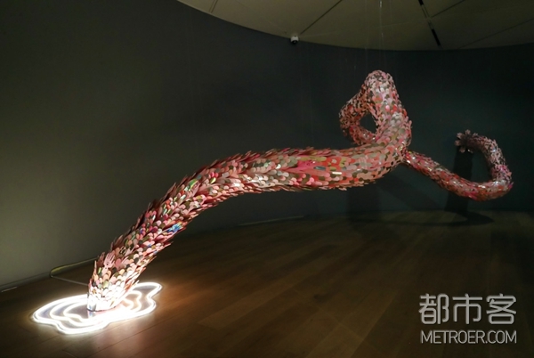 《不息》目前在上海明珠美术馆“没有足够的距离——跨界潮流艺术展”展出现场。