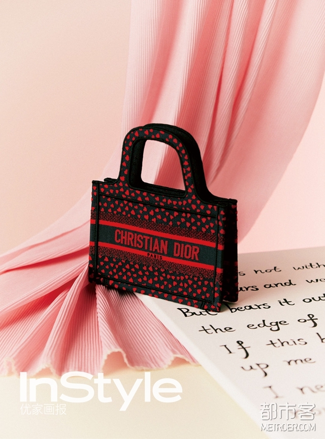 Dior 迷你红色Pop Heart刺绣Book Tote手袋